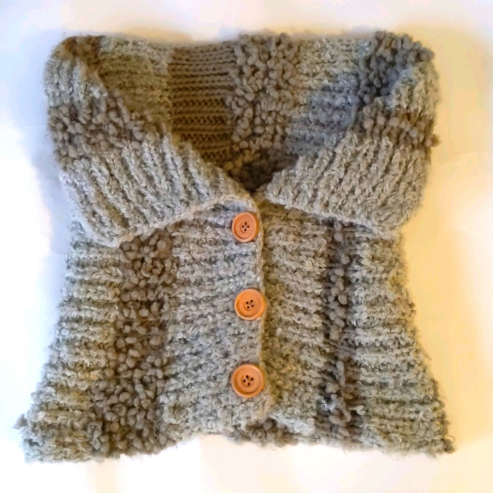 Light gray neck scarf